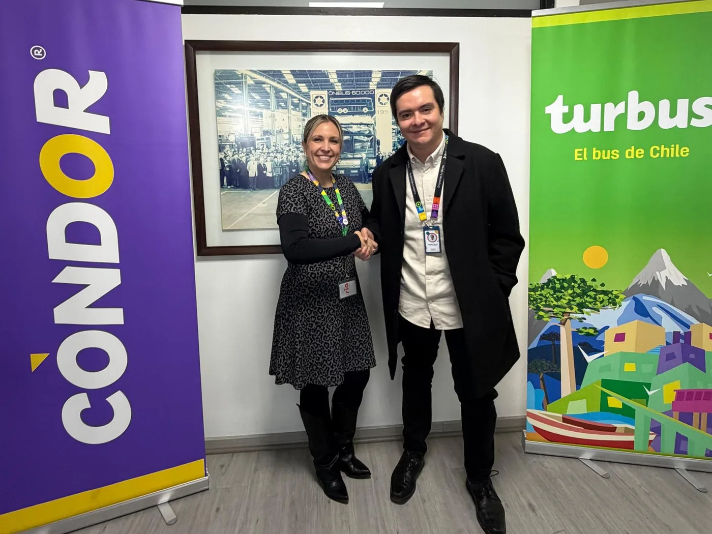 Reunión de Digitals con Simplus, la línea B2B de Turbus, frente a los banners de Cóndor y Turbus